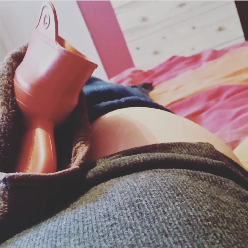 Femme avec une bouillotte souffrant d'endométriose